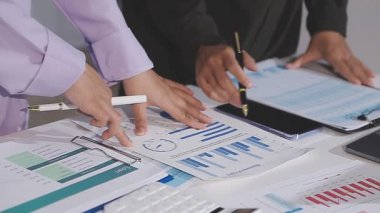 İş adamları birlikte çalışıyor.