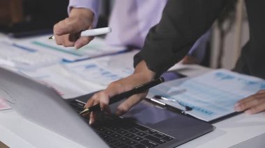 İş adamları modern ofiste çalışmayı tartışıyor.