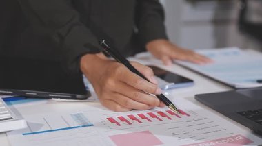 Masasında mali belgeleri, iş ve mali konsepti olan işadamı