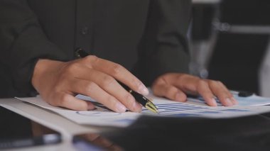 İşadamı kağıda yazıyor.