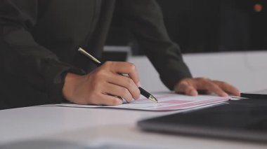 Belgeler ve dizüstü bilgisayarla çalışan iş adamı