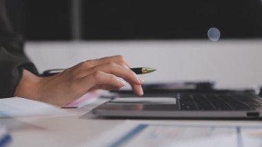 İş kadını. Ofiste çalışıyor.