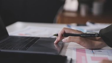 Ofiste çalışan, dizüstü bilgisayarda çalışan erkek ellerini kapat.