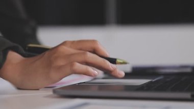 Ofiste çalışan iş adamı