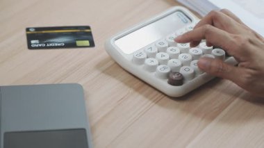 Hesap makinesi kullanan işadamı eli