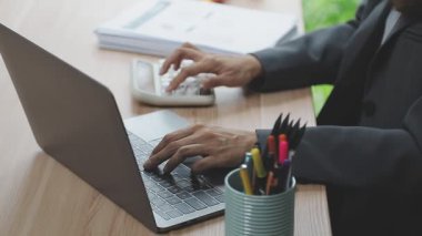 Ofiste çalışan iş adamı