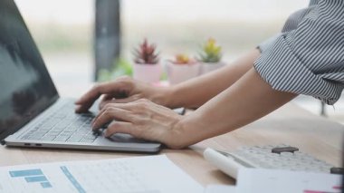 Ofiste dizüstü bilgisayar kullanan bir iş kadını