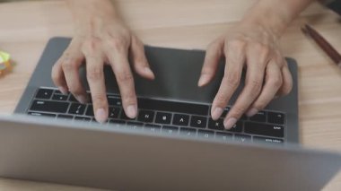 Ofiste laptop kullanan bir kadın