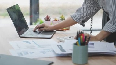 Modern ofiste çalışan iş adamları