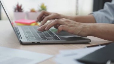 Genç işadamı ofiste dizüstü bilgisayar kullanıyor.