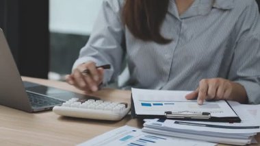 Ofiste çalışan genç kadın muhasebeci.