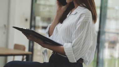 Genç kadın holding defter