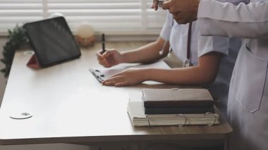 Doktor, dijital tablet ve hastayla hastanede çalışıyor..