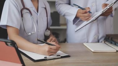 Kadın doktor yazılı notlar