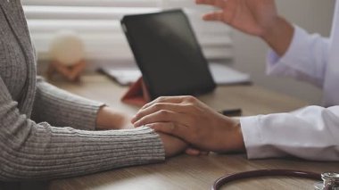 Doktor el bir stetoskop tutarak