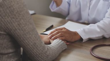 Doktor ve hasta doktorla tartışıyor ve görüşüyor.