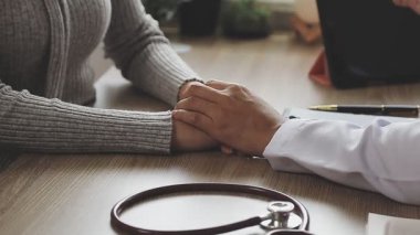 Doktor eli hastaya tıbbi danışmanlık yapıyor..