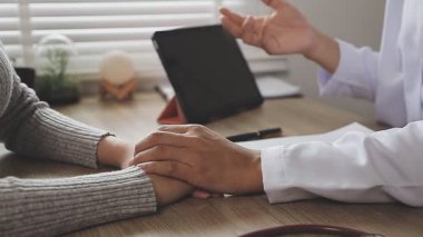 Doktor ve hasta hastanede belirtileri tartışıyor