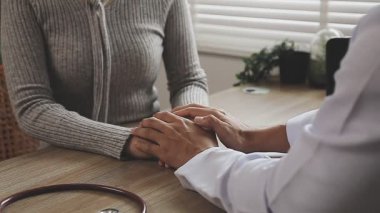 Doktor ellerinin kapatılması hastaya ofiste yüksek basınç uyguluyor..