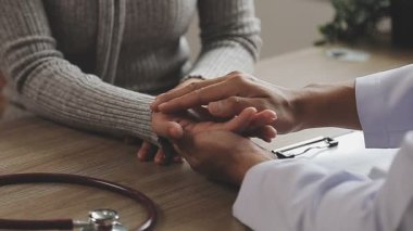 Doktor, ofisteki kıdemli hastaya yardım ediyor.