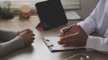 Hastanedeki hastaya danışmanlık yapan bir doktor. Steteskoplu bir doktor ve hasta. Tıbbi ve sağlık hizmetleri konsepti. tıp ve sağlık hizmeti kavramı.