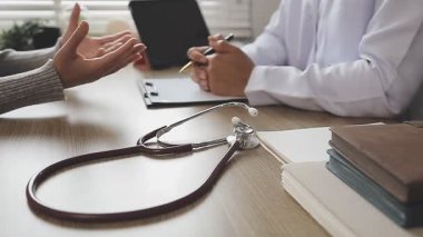 Klinikteki genç bir doktora danışıyorum..