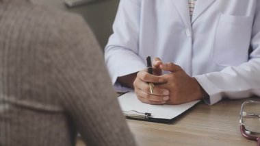 Doktorun el yazısını kağıda dökme görüntüsünü kapat