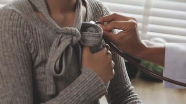 Kadın doktor evdeki hastanın kan basıncını ölçüyor, sağlık konsepti