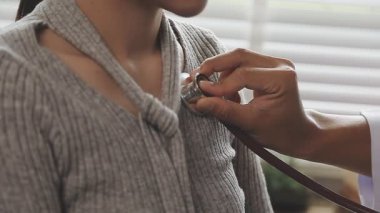 Hastaya steteskop, sağlık, sağlık, ilaç ve sağlık hizmetleri kavramına yakın çekim