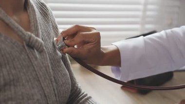 Doktor hastanın kan basıncı ölçme