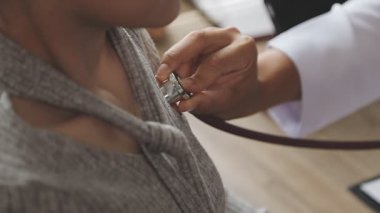 Doktor, hastanın steteskopunu inceliyor. Kapatın. Sağlık ve tıbbi konsept için tıbbi bakım