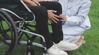 Bir kadınla tekerlekli sandalyedeki engelli adam.