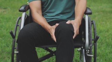 Tekerlekli sandalyede oturan adam