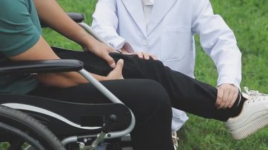 Parkta tekerlekli sandalyede sakat bir adam var.