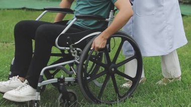 Parkta tekerlekli sandalyede sakat bir adam var..