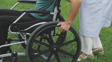 Tekerlekli sandalyeli genç adam