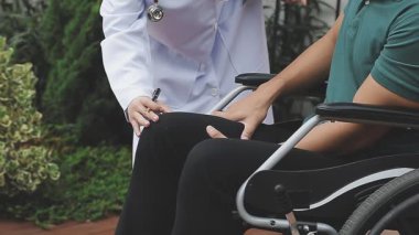 Doktor ve hasta tekerlekli sandalyeye mahkum