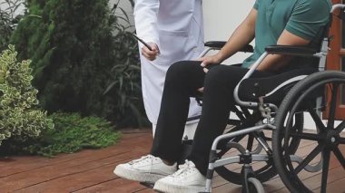 Adam hastanede steteskopla tekerlekli sandalyede oturuyor.