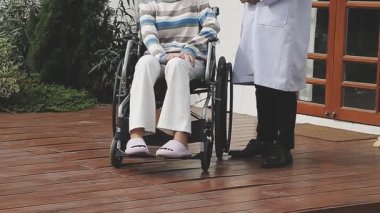 Tekerlekli sandalyeli yaşlı kadın