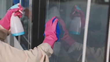 İşçi pencereyi temizliyor..