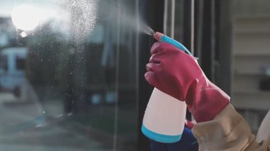 Pencereyi sprey şişeyle temizle