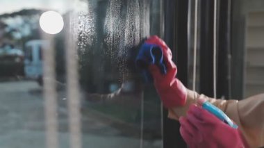 pencere temizleme eldiven kadında