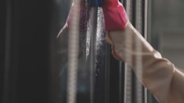 Kadın el yıkama yakın çekim