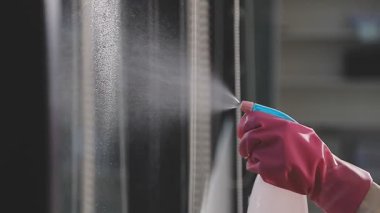 Ofiste koruyucu maske temizleme penceresi olan işçiyi kapat