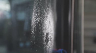 Beyaz bir sabun köpüğü tutan bir kadının eli.