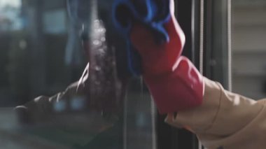 Pencereli mavi elbiseli kadın.