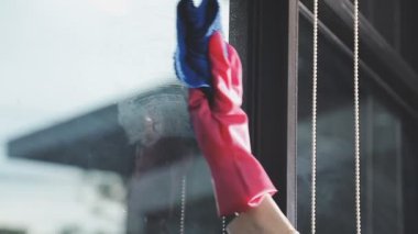 Mavi perdeyi tutan kadın.