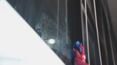 deterjanla pencereyi temizle.