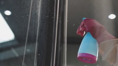 Ofiste deterjanla pencereyi temizliyorum.