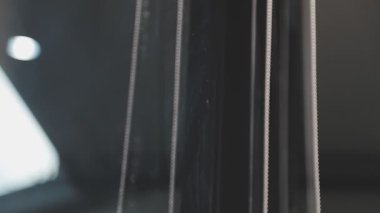 Stüdyoda siyah perdeli bir el..